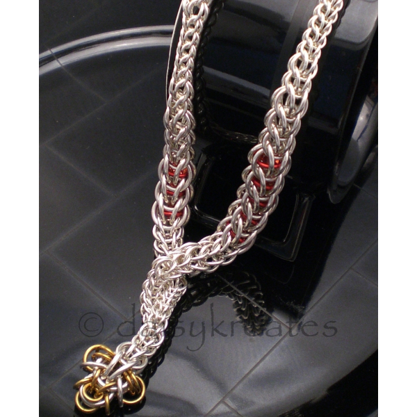 Asymmetrical graduated design shows off the organic feature of the necklace